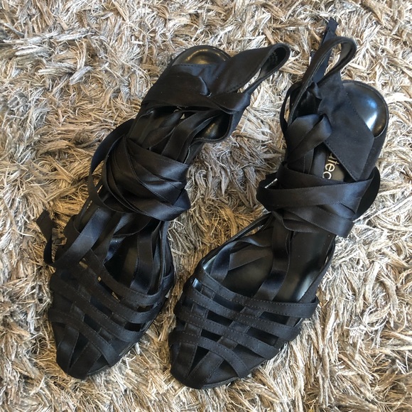 Le Chateau strappy tie heels - Picture 2 of 6